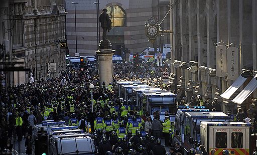 01.04.2009 Демонстрации антиглобалистов в Лондоне против саммита "Большой двадцатки" 