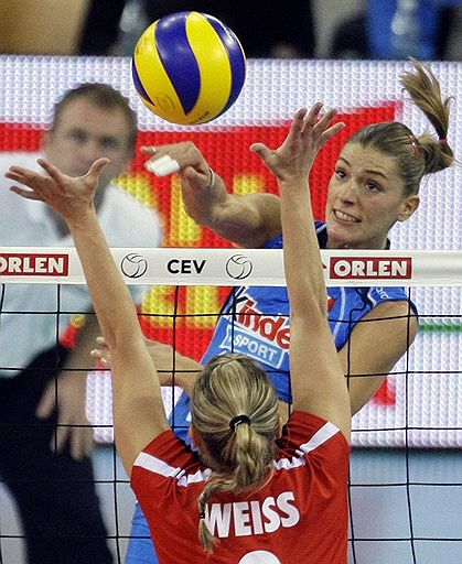 04.10.2009 Женская сборная Италии одержала победу над командой Голландии в финале Чемпионата Европы Польше со счетом 3:0. Польша-Германия 3:0