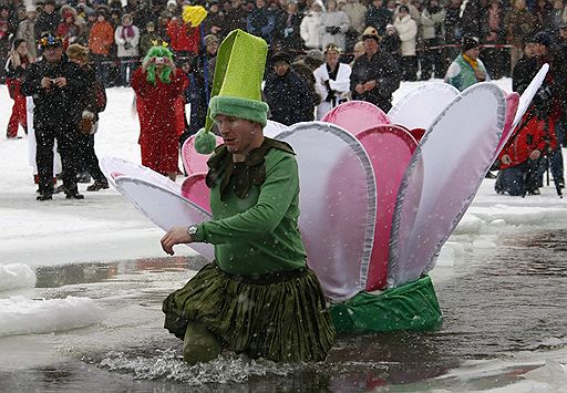 09.01.2010 В Германии моржи утроили Рождественские купания. Облачившись в праздничные костюмы, любители экстремального плавания водили хороводы и танцевали
