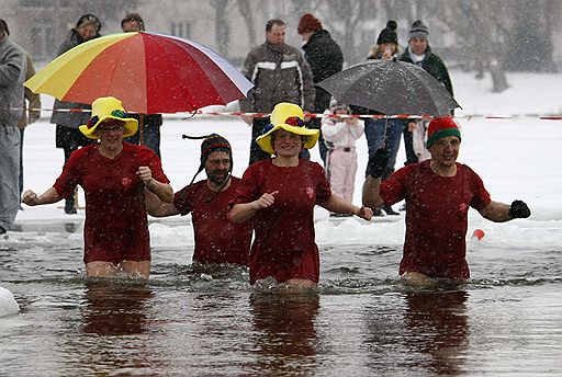 09.01.2010 В Германии моржи утроили Рождественские купания. Облачившись в праздничные костюмы, любители экстремального плавания водили хороводы и танцевали