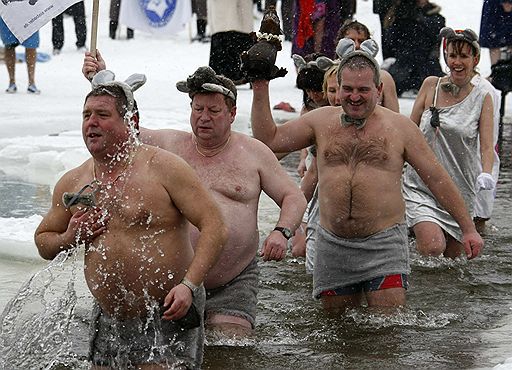 09.01.2010 В Германии моржи утроили Рождественские купания. Облачившись в праздничные костюмы, любители экстремального плавания водили хороводы и танцевали