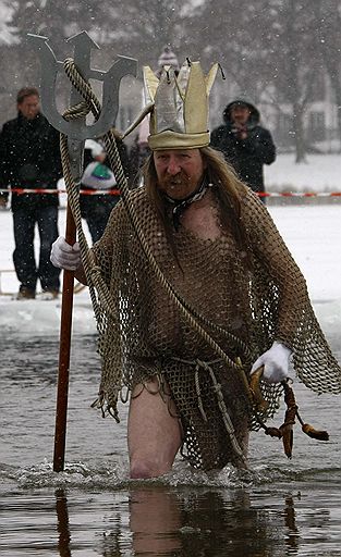 09.01.2010 В Германии моржи утроили Рождественские купания. Облачившись в праздничные костюмы, любители экстремального плавания водили хороводы и танцевали