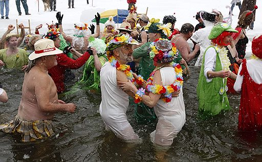 09.01.2010 В Германии моржи утроили Рождественские купания. Облачившись в праздничные костюмы, любители экстремального плавания водили хороводы и танцевали