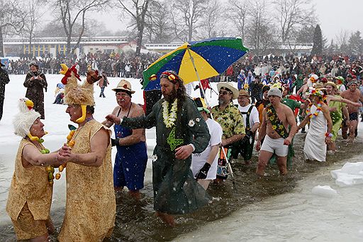 09.01.2010 В Германии моржи утроили Рождественские купания. Облачившись в праздничные костюмы, любители экстремального плавания водили хороводы и танцевали