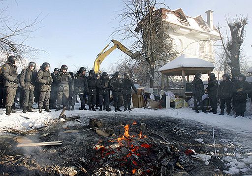 21.01.2010 Московские власти грозившие, в течение пяти лет, снести поселок "Речник" в Крылатской пойме приступили к сносу жилых домов. Строители при поддержке судебных приставов разрушили первые несколько домов