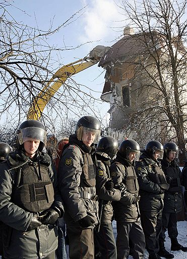 21.01.2010 Московские власти грозившие, в течение пяти лет, снести поселок "Речник" в Крылатской пойме приступили к сносу жилых домов. Строители при поддержке судебных приставов разрушили первые несколько домов