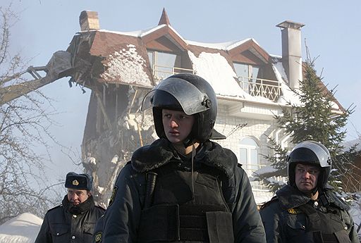 21.01.2010 Московские власти грозившие, в течение пяти лет, снести поселок "Речник" в Крылатской пойме приступили к сносу жилых домов. Строители при поддержке судебных приставов разрушили первые несколько домов