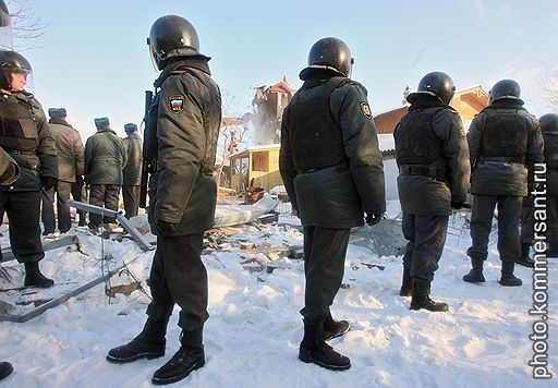 21.01.2010 Московские власти грозившие, в течение пяти лет, снести поселок "Речник" в Крылатской пойме приступили к сносу жилых домов. Строители при поддержке судебных приставов разрушили первые несколько домов