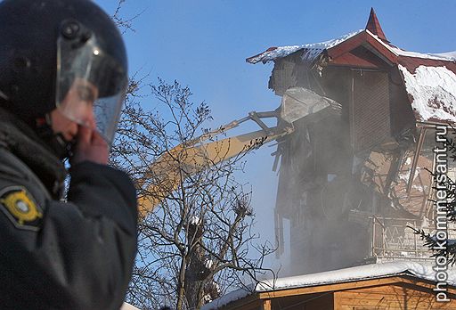 21.01.2010 Московские власти грозившие, в течение пяти лет, снести поселок "Речник" в Крылатской пойме приступили к сносу жилых домов. Строители при поддержке судебных приставов разрушили первые несколько домов