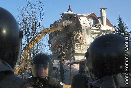 21.01.2010 Московские власти грозившие, в течение пяти лет, снести поселок "Речник" в Крылатской пойме приступили к сносу жилых домов. Строители при поддержке судебных приставов разрушили первые несколько домов
