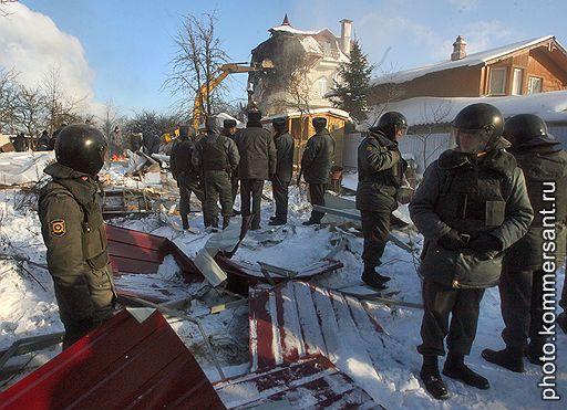 21.01.2010 Московские власти грозившие, в течение пяти лет, снести поселок "Речник" в Крылатской пойме приступили к сносу жилых домов. Строители при поддержке судебных приставов разрушили первые несколько домов