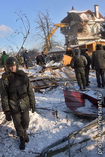 21.01.2010 Московские власти грозившие, в течение пяти лет, снести поселок "Речник" в Крылатской пойме приступили к сносу жилых домов. Строители при поддержке судебных приставов разрушили первые несколько домов