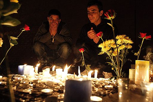 09.03.2010 В Глазго у жилого комплекса Red Road люди зажгли свечи в память о семье из трех человек, которые покончили жизнь самообийством. Семье было отказано в политическом убежище