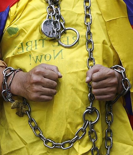 10.03.2010 Около штаб-квартиры ООН в Нью-Дели прошла акция протеста в защиту далай-ламы. Духовный лидер выступил с обращением к тибетскому народу о продолжении борьбы за автономность Тибета 