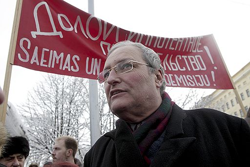 16.03.2010 В Риге состоялся марш в честь Дня памяти латышских легионеров "Ваффен СС". Легионеры, защищенные двойными цепями полицейских, прошли по аллее из флагов.