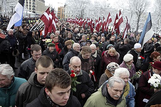 16.03.2010 В Риге состоялся марш в честь Дня памяти латышских легионеров "Ваффен СС". Легионеры, защищенные двойными цепями полицейских, прошли по аллее из флагов.