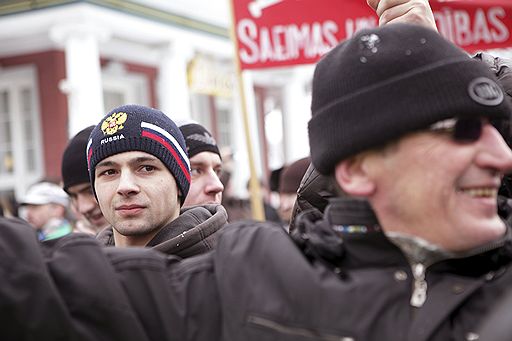 16.03.2010 В Риге состоялся марш в честь Дня памяти латышских легионеров "Ваффен СС". Легионеры, защищенные двойными цепями полицейских, прошли по аллее из флагов.