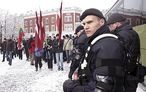 16.03.2010 В Риге состоялся марш в честь Дня памяти латышских легионеров "Ваффен СС". Легионеры, защищенные двойными цепями полицейских, прошли по аллее из флагов.