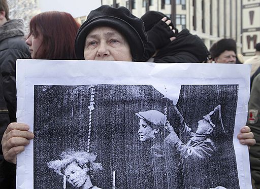 16.03.2010 В Риге состоялся марш в честь Дня памяти латышских легионеров "Ваффен СС". Легионеры, защищенные двойными цепями полицейских, прошли по аллее из флагов.