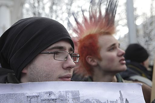 16.03.2010 В Риге состоялся марш в честь Дня памяти латышских легионеров "Ваффен СС". Легионеры, защищенные двойными цепями полицейских, прошли по аллее из флагов.