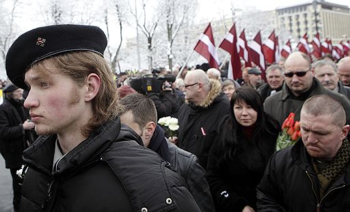 16.03.2010 В Риге состоялся марш в честь Дня памяти латышских легионеров "Ваффен СС". Легионеры, защищенные двойными цепями полицейских, прошли по аллее из флагов.