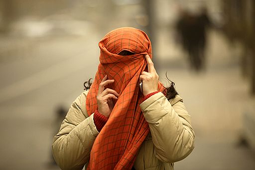 22.03.2010 В Китае отмечено серьезное загрязнение воздуха из-за облаков пыли из Монголии, где бушуют песчаные бури. Города окутаны желтой пеленой. Многие жители обратились за медицинской помощью с жалобами на резь в глазах, кашель и аллергию
