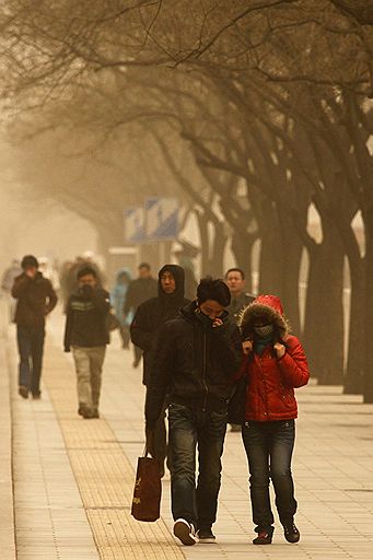 22.03.2010 В Китае отмечено серьезное загрязнение воздуха из-за облаков пыли из Монголии, где бушуют песчаные бури. Города окутаны желтой пеленой. Многие жители обратились за медицинской помощью с жалобами на резь в глазах, кашель и аллергию