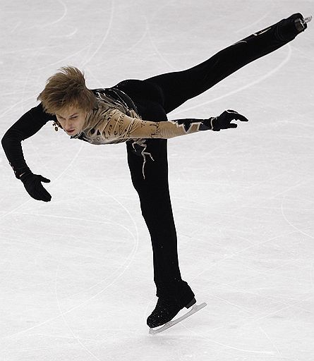 25.03.2010 На чемпионате мира по фигурному катанию в Турине золотую медаль завоевал японец Дайсуке Такахаси. Второе место у канадца Патрика Чана, третье – у француза Брайана Жубера. Российский фигурист Сергей Воронов занял 11-е место. Евгений Плющенко не принимал участие в соревнованиях из-за травмы