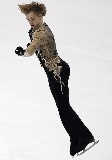 25.03.2010 На чемпионате мира по фигурному катанию в Турине золотую медаль завоевал японец Дайсуке Такахаси. Второе место у канадца Патрика Чана, третье – у француза Брайана Жубера. Российский фигурист Сергей Воронов занял 11-е место. Евгений Плющенко не принимал участие в соревнованиях из-за травмы