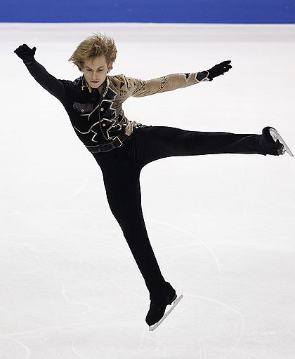 25.03.2010 На чемпионате мира по фигурному катанию в Турине золотую медаль завоевал японец Дайсуке Такахаси. Второе место у канадца Патрика Чана, третье – у француза Брайана Жубера. Российский фигурист Сергей Воронов занял 11-е место. Евгений Плющенко не принимал участие в соревнованиях из-за травмы