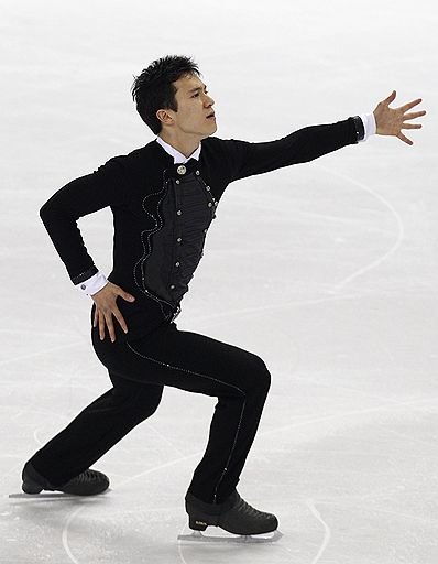 25.03.2010 На чемпионате мира по фигурному катанию в Турине золотую медаль завоевал японец Дайсуке Такахаси. Второе место у канадца Патрика Чана, третье – у француза Брайана Жубера. Российский фигурист Сергей Воронов занял 11-е место. Евгений Плющенко не принимал участие в соревнованиях из-за травмы