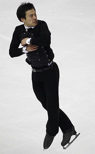 25.03.2010 На чемпионате мира по фигурному катанию в Турине золотую медаль завоевал японец Дайсуке Такахаси. Второе место у канадца Патрика Чана, третье – у француза Брайана Жубера. Российский фигурист Сергей Воронов занял 11-е место. Евгений Плющенко не принимал участие в соревнованиях из-за травмы