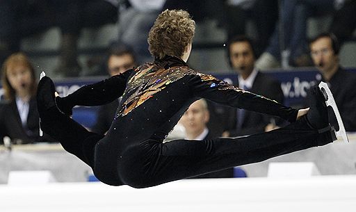 25.03.2010 На чемпионате мира по фигурному катанию в Турине золотую медаль завоевал японец Дайсуке Такахаси. Второе место у канадца Патрика Чана, третье – у француза Брайана Жубера. Российский фигурист Сергей Воронов занял 11-е место. Евгений Плющенко не принимал участие в соревнованиях из-за травмы