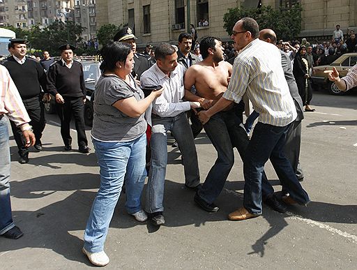 13.04.2010 В Каире у здания Генпрокуратуры произошли столкновения представителей оппозиции и полиции. В результате 14 человек получили ранения. Оппозиционеры пытались провести митинг против нарушений прав человека в Египте и произвола органов правосудия 