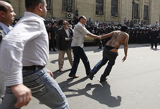 13.04.2010 В Каире у здания Генпрокуратуры произошли столкновения представителей оппозиции и полиции. В результате 14 человек получили ранения. Оппозиционеры пытались провести митинг против нарушений прав человека в Египте и произвола органов правосудия 