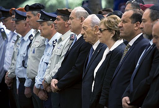 19.04.2010 В Израиле отметили 62-ю годовщину образования государства. Торжества начались на горе Герцля в Иерусалиме с официальной церемонии, которая одновременно завершила День памяти павших воинов и жертв терактов