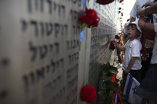 19.04.2010 В Израиле отметили 62-ю годовщину образования государства. Торжества начались на горе Герцля в Иерусалиме с официальной церемонии, которая одновременно завершила День памяти павших воинов и жертв терактов