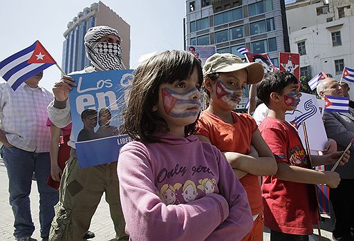 25.04.2010 В Бейруте тысячи людей приняли участие в акции протеста с требованием отменить систему, которая на законодательном уровне разделяет ливанцев по религиозному принципу