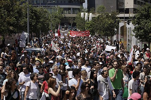 25.04.2010 В Бейруте тысячи людей приняли участие в акции протеста с требованием отменить систему, которая на законодательном уровне разделяет ливанцев по религиозному принципу