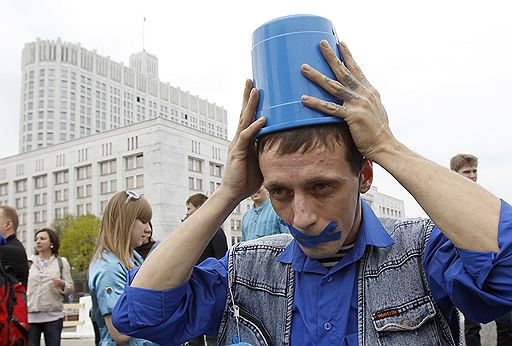 02.05.2010 В Москве автомобильное "Общество синих ведерок" провело акцию в знак протеста против законопроекта, который ужесточает требования к проведению массовых акций автомобилистов. Милиция задержала 10 участников шествия 