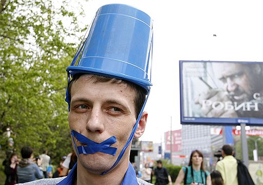 02.05.2010 В Москве автомобильное "Общество синих ведерок" провело акцию в знак протеста против законопроекта, который ужесточает требования к проведению массовых акций автомобилистов. Милиция задержала 10 участников шествия 