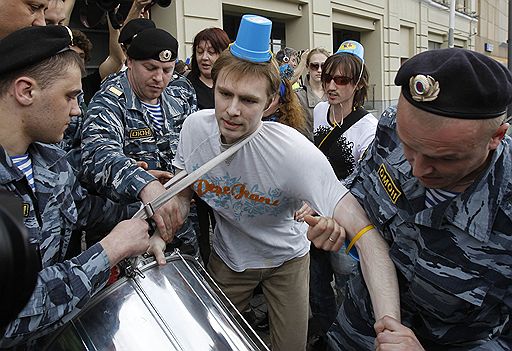 02.05.2010 В Москве автомобильное "Общество синих ведерок" провело акцию в знак протеста против законопроекта, который ужесточает требования к проведению массовых акций автомобилистов. Милиция задержала 10 участников шествия 