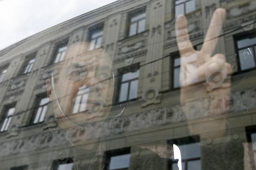 02.05.2010 В Москве автомобильное "Общество синих ведерок" провело акцию в знак протеста против законопроекта, который ужесточает требования к проведению массовых акций автомобилистов. Милиция задержала 10 участников шествия 