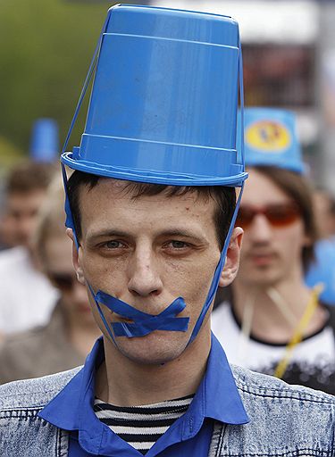 02.05.2010 В Москве автомобильное "Общество синих ведерок" провело акцию в знак протеста против законопроекта, который ужесточает требования к проведению массовых акций автомобилистов. Милиция задержала 10 участников шествия 