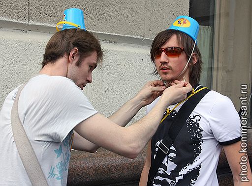 02.05.2010 В Москве автомобильное "Общество синих ведерок" провело акцию в знак протеста против законопроекта, который ужесточает требования к проведению массовых акций автомобилистов. Милиция задержала 10 участников шествия 
