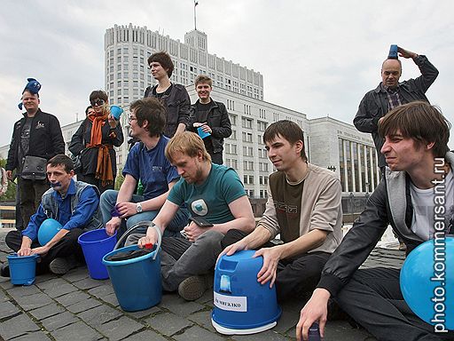 02.05.2010 В Москве автомобильное "Общество синих ведерок" провело акцию в знак протеста против законопроекта, который ужесточает требования к проведению массовых акций автомобилистов. Милиция задержала 10 участников шествия 