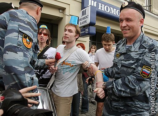 02.05.2010 В Москве автомобильное "Общество синих ведерок" провело акцию в знак протеста против законопроекта, который ужесточает требования к проведению массовых акций автомобилистов. Милиция задержала 10 участников шествия 