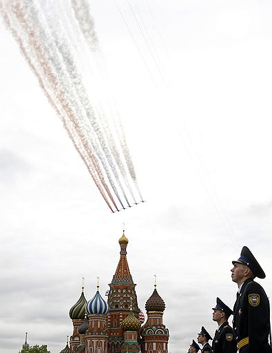 06.05.2010 В Москве прошла репетиция парада Победы, в которой приняли участие 10,5 тыс. человек. Успешно были проведены тренировочные полеты экипажей ВВС 