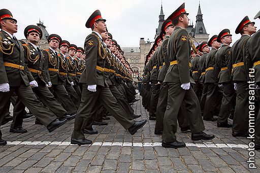 06.05.2010 В Москве прошла репетиция парада Победы, в которой приняли участие 10,5 тыс. человек. Успешно были проведены тренировочные полеты экипажей ВВС 