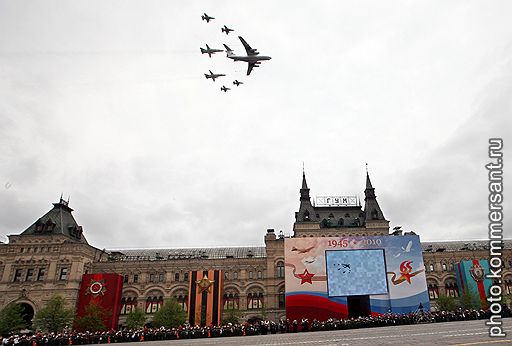 06.05.2010 В Москве прошла репетиция парада Победы, в которой приняли участие 10,5 тыс. человек. Успешно были проведены тренировочные полеты экипажей ВВС 